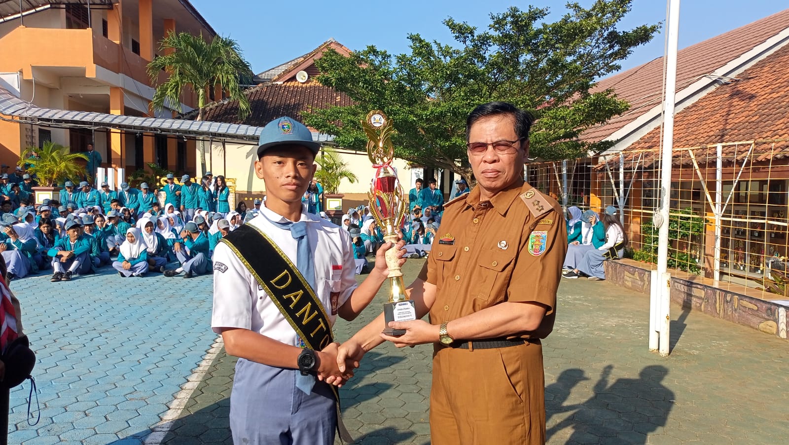 Penyerahan Piala Kepada Kepala Sekolah Penyerahan Piala Kepada Kepala Sekolah