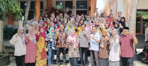 Hari Ke-2 Foto Bersama Pemateri; Dra. Heni Suryati, M.Pd