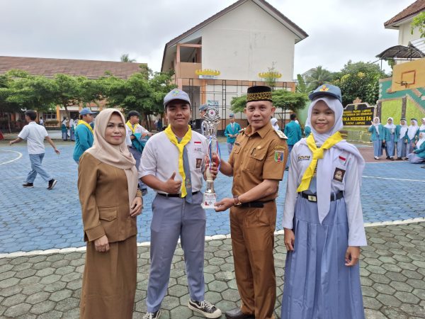 tim pmr menyerahkan piala Juara harapan 1 pembuatan tandu darurat